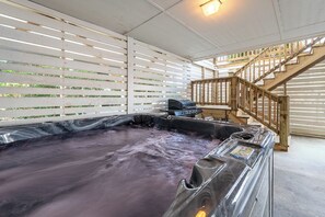 Indoor spa tub