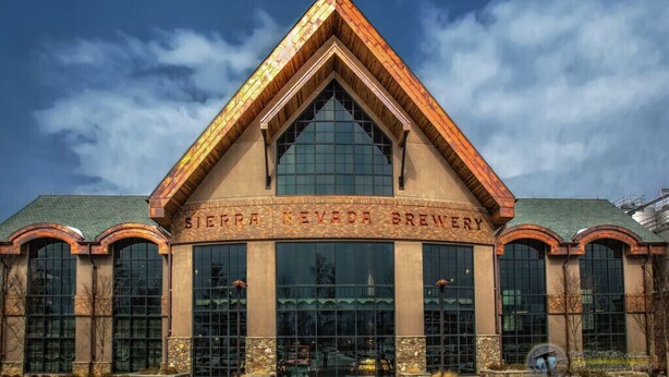 L’extérieur de la brasserie Sierra Nevada, avec son entrée en arc de cercle bien visible et ses grandes fenêtres.