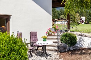 Outdoor dining - Apartment "Anni" with Mountain View, Shared Terrace & Wi-Fi (Leutasch)