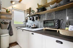 Frigorifero, microonde, piano cottura, macchina per tè/caffè