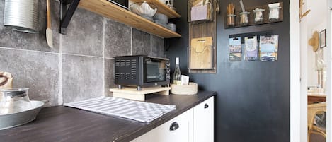 Refrigerador, microondas, placa de cocina, cafetera/tetera