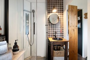 Een douche, een haardroger, handdoeken