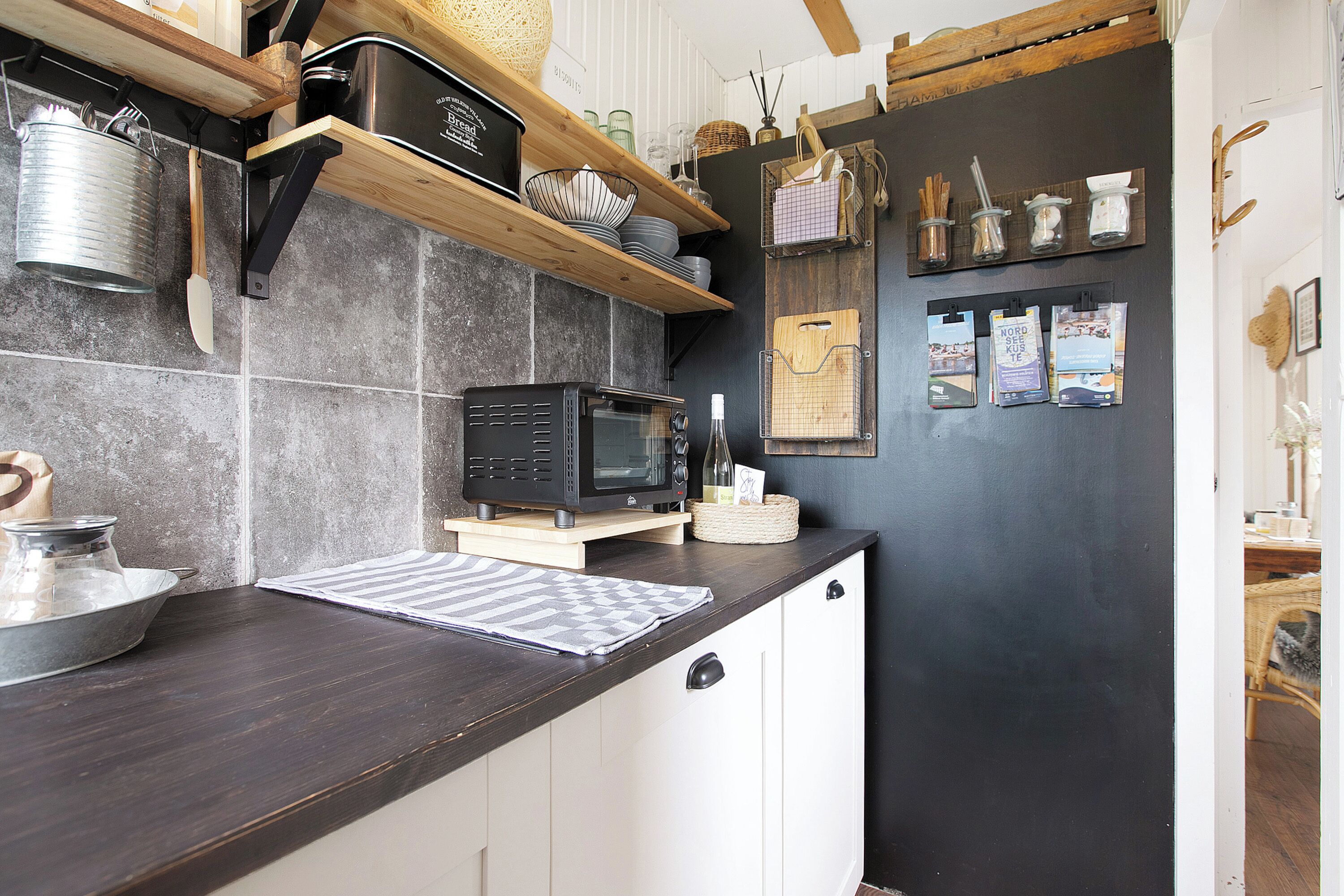 Kjøleskap, mikrobølgeovn, kokeplater og kaffetrakter/tekoker