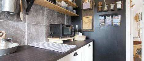 Kylskåp, mikrovågsugn, spishäll och kaffe- och tebryggare