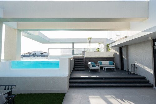 AMG Life 2BDR w/Pool, rooftop and walkable location