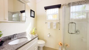 Toalettartikler (inkludert), hårføner, håndklær og såpe