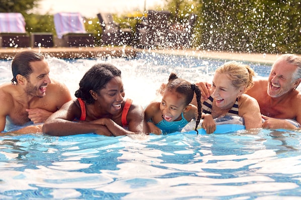 Piscine extérieure, accÚs possible de 7 h à 21 h, chaises longues
