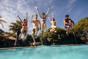 室外泳池;7:00 至 21:00 開放;躺椅