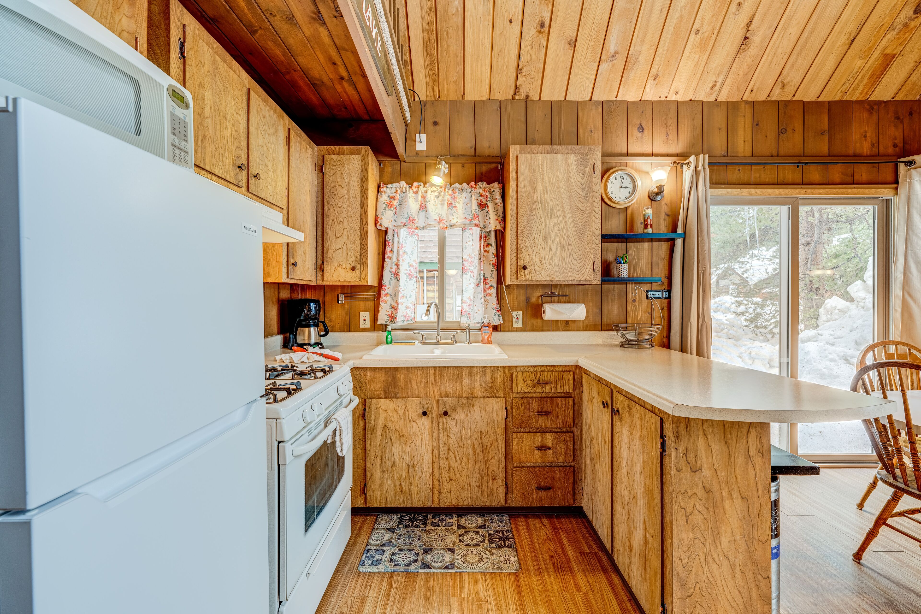 雪櫃、微波爐、焗爐、爐具