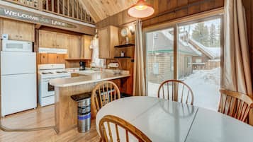 JÀÀkaappi, mikroaaltouuni, uuni, liesi