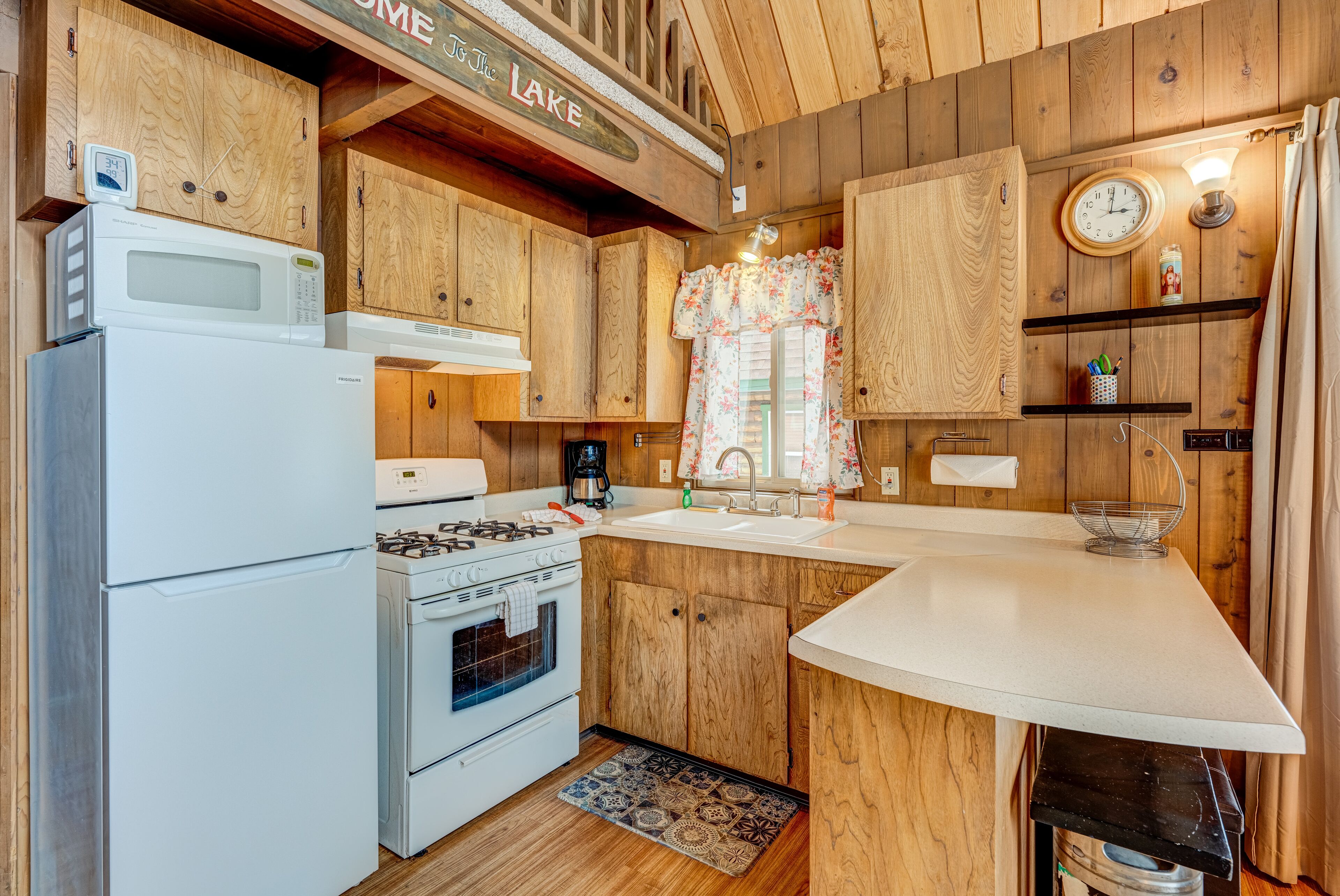 Jääkaappi, mikroaaltouuni, uuni, liesi