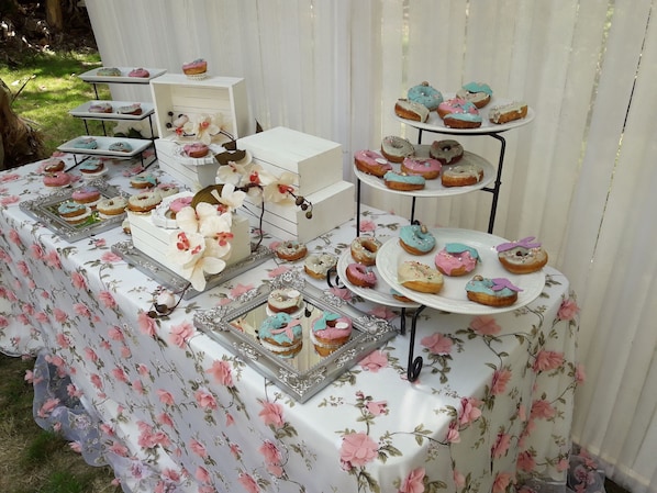 Une table avec divers pâtisseries et un miroir.