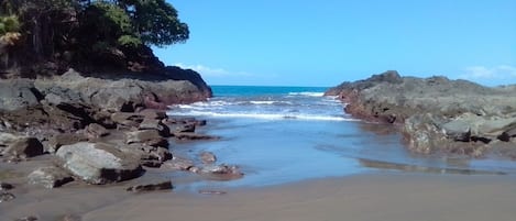 En la playa, sillas reclinables de playa, toallas de playa