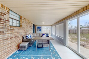 TV - Colorful home with inviting patio, pack-n-play, WiFi, & washer/dryer (Perdido Key)