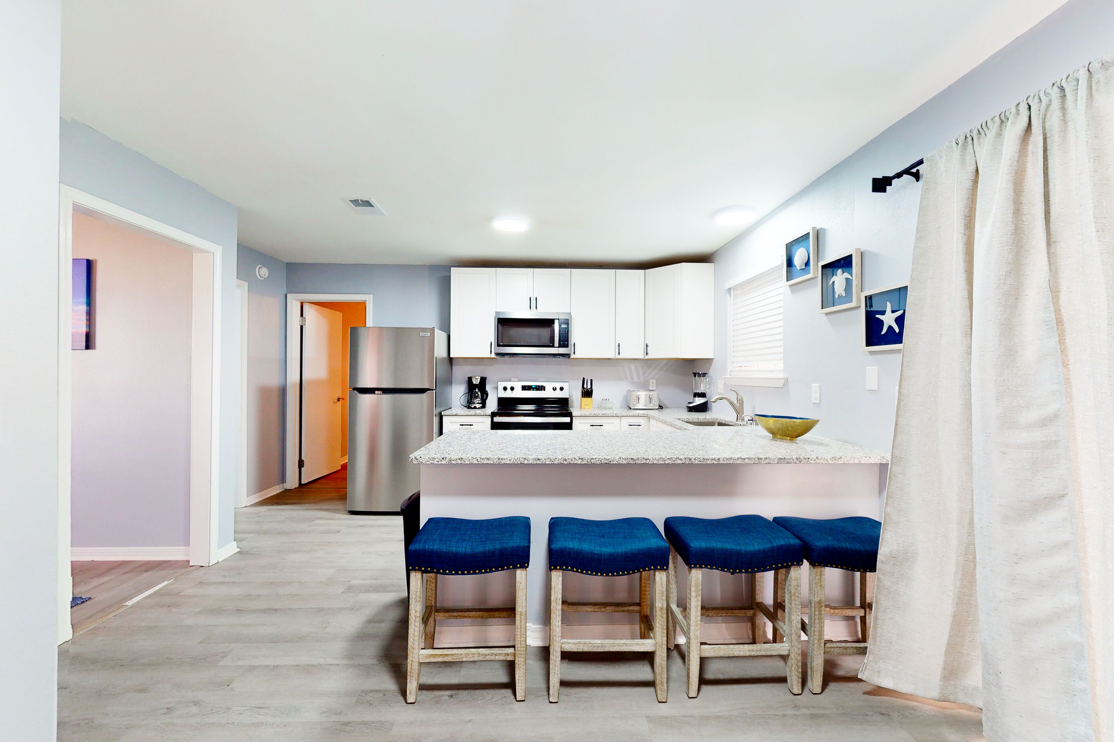 Kjøleskap, mikrobølgeovn, ovn og kokeplater