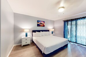 3 bedrooms, iron/ironing board, Internet, bed sheets - Colorful home with inviting patio, pack-n-play, WiFi, & washer/dryer (Perdido Key)