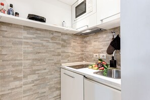 Fridge, microwave, stovetop, coffee/tea maker