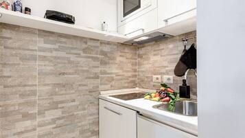 Réfrigérateur, micro-ondes, plaque de cuisson, cafetiÚre/bouilloire