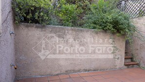 Eine strukturierte Wand mit einem Logo und Text, der einen Wohnmobilvermietungsservice kennzeichnet.