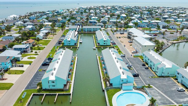 Een kusthotel met een jachthaven, meerdere zwembaden en uitzicht op de oceaan.
