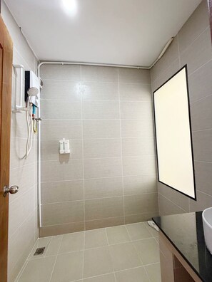 Standard dubbelrum | Badrum | Gratis toalettartiklar, hårtork, badrock och tofflor