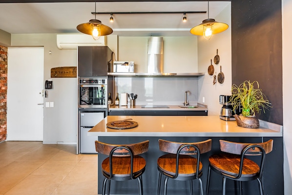 Refrigerador, microondas, horno y parrilla de estufa