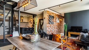 A modern living room with a wooden dining table, a TV, and a patterned rug. - Most amazing view of Mexico City. Pool + gym + parking + AC (Ciudad de México)