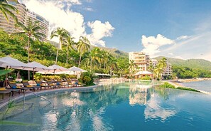 Alberca al aire libre y alberca climatizada