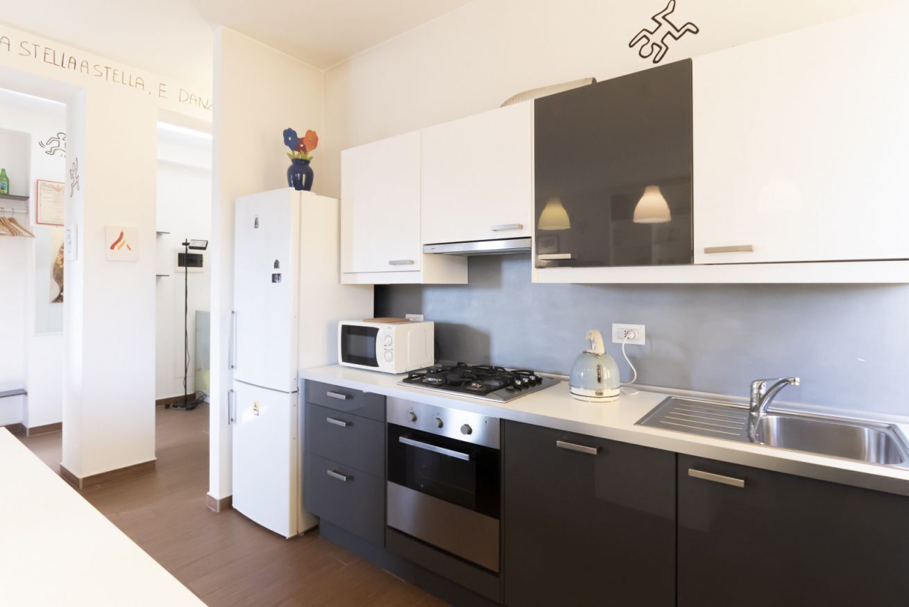 Mikrowelle, Ofen, Herdplatte, Wasserkocher mit Kaffee-/Teezubehör