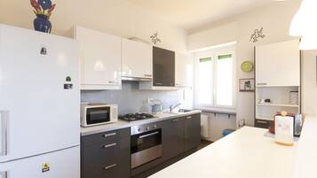 Micro-ondes, four, plaque de cuisson, cafetiĂšre/bouilloire