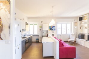Four à micro-ondes, un four, surface de cuisson, cafetière-théière