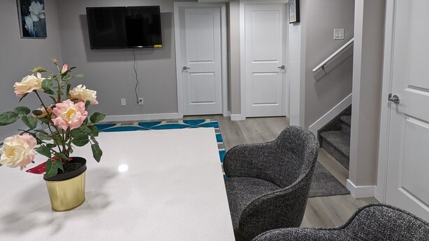 Una sala de estar moderna con un sofá blanco, una mesa de centro y una planta en maceta.