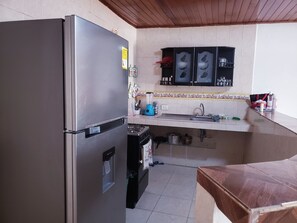 Kühlschrank, Ofen, Geschirrspüler, Kochgeschirr/Geschirr/Besteck