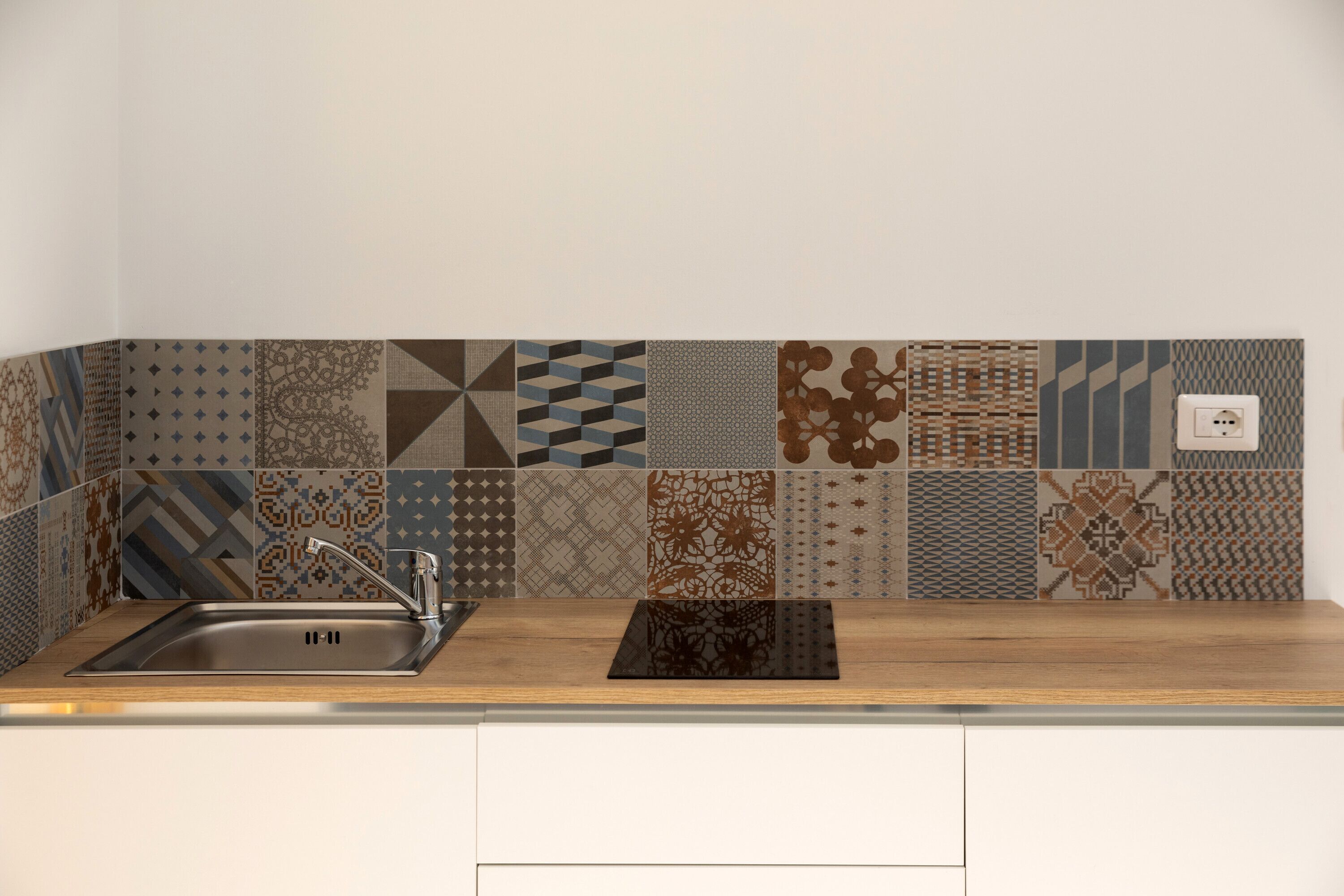 Een koelkast, een microgolfoven, een kookplaat