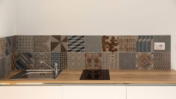 Een koelkast, een microgolfoven, een kookplaat