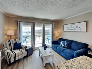 Condo (#378 - No Pets) | Área de sala de estar | Televisión de 40 pulgadas con canales por cable