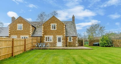 Pet Friendly Rural Cotswold Cottage - 1 Manor Farm Cottage