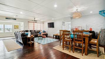 Rumah, Beberapa Tempat Tidur, patio, pemandangan samudra (Coral Cottage) | Tempat makan