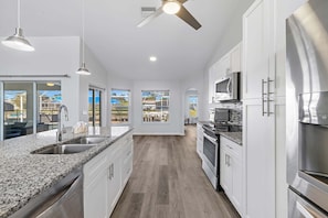 Casa, varias camas, patio, vista a la alberca | Cocina privada | Refrigerador, microondas, horno y parrilla de estufa