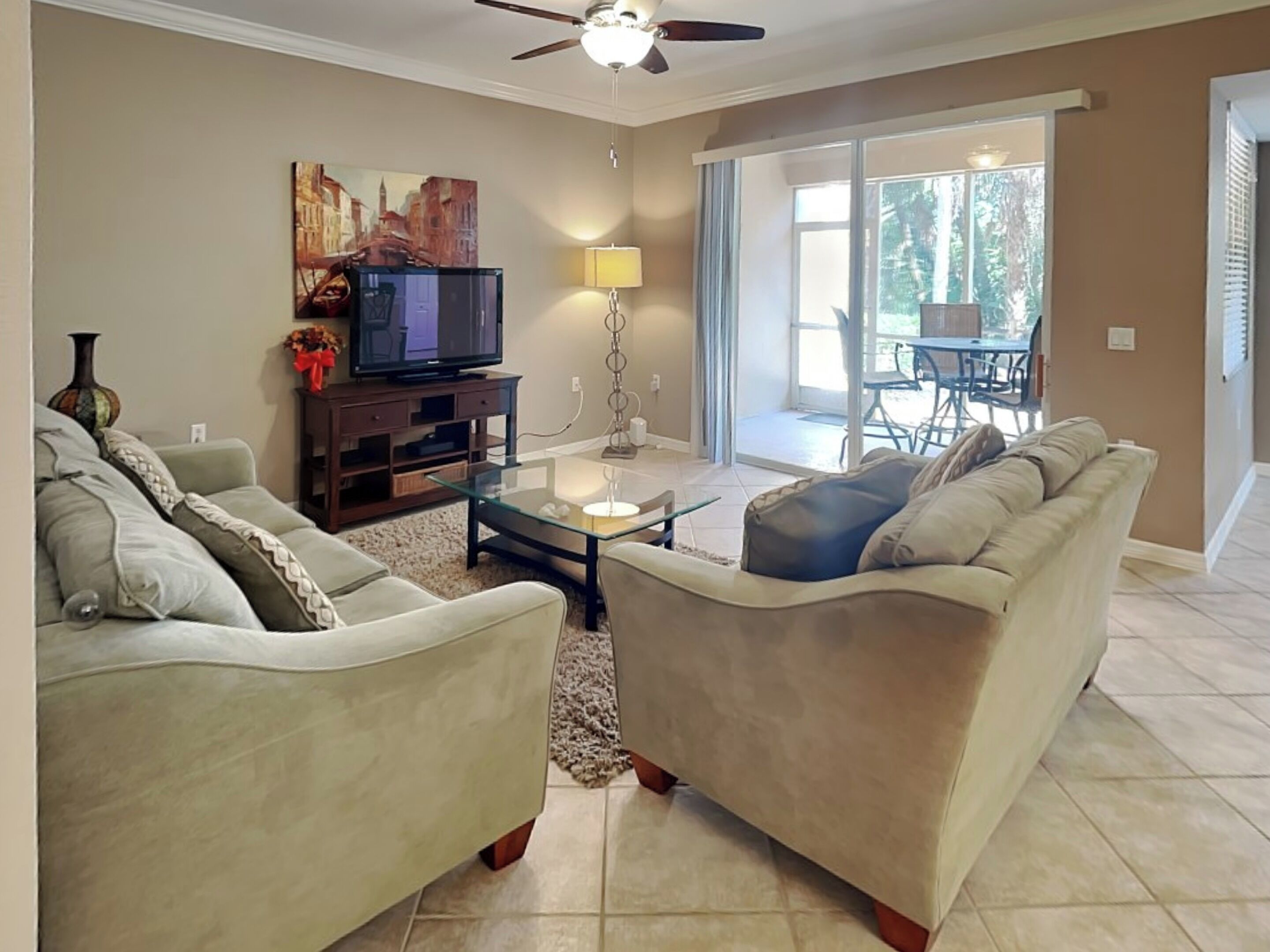 Leilighet (2 Bedrooms) | Oppholdsområde | En 40-tommers TV med kabel-kanaler