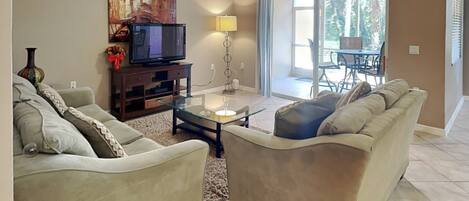 Leilighet (2 Bedrooms) | Oppholdsområde | En 40-tommers TV med kabel-kanaler