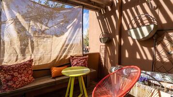 Condo, 1 giường cỡ queen và sofa giường, ban công, quang cảnh núi | Khu ăn uống