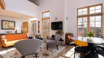 Condo, 1 Queen Bed with Sofa bed, Balcony, Mountain View | Dining