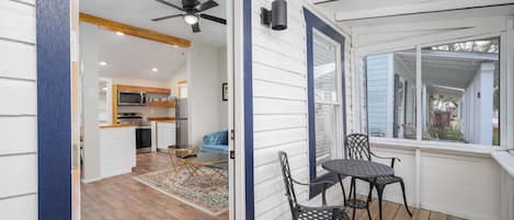 Casa, varias camas, patio, vista al jardín | Áreas de la propiedad