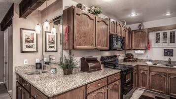 Condo, varias camas, hidromasaje (#B2 - No Pets) | Cocina privada | Refrigerador, microondas, horno y parrilla de estufa