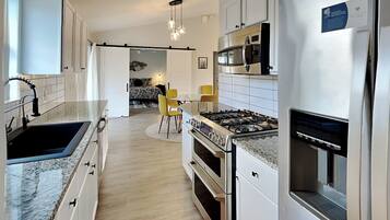 Rumah, Beberapa Tempat Tidur, patio | Dapur pribadi | Lemari es, microwave, oven, dan kompor