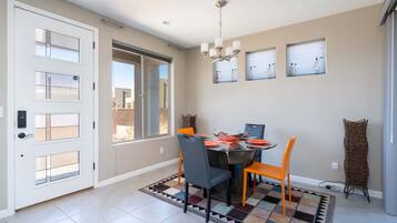 Casa, varias camas, cocina, vista al campo de golf | Restaurante al aire libre