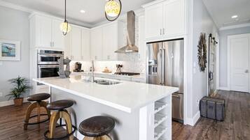 ํ์ฐ์ค (5 Bedrooms) | ์๋ฐ ์์ค ๋ด ํธ์ ์์ค/์๋น์ค