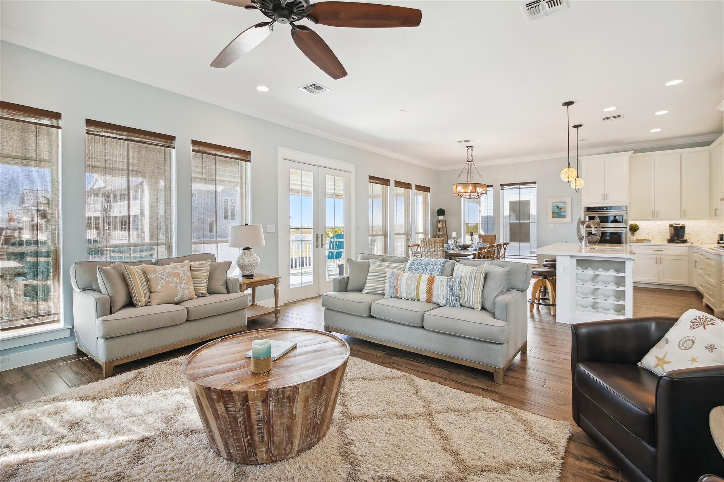 House (5 Bedrooms) | Living area | 40-inch TV with cable channels