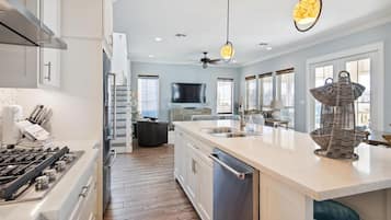 ํ์ฐ์ค (5 Bedrooms) | ์๋ฐ ์์ค ๋ด ํธ์ ์์ค/์๋น์ค